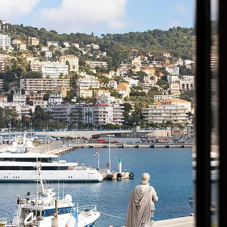 Apart Overlooking The Port Of نيس