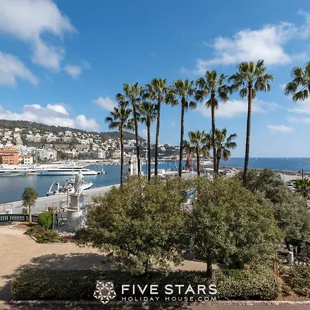 Nyaraló Apart Overlooking The Port Of