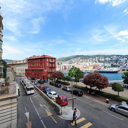 Nyaraló Apart Overlooking The Port Of
