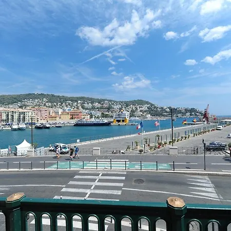 Nyaraló Apart Overlooking The Port Of *